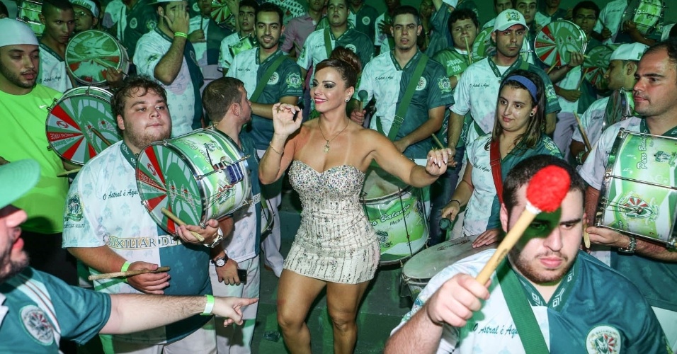 7.dez.2013 - Viviane Araújo, rainha da bateria da Mancha Verde, samba na festa de 13 anos da escola