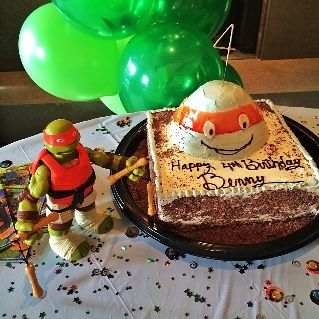 8.dez.2013 - Gisele Bundchen celebrou os quatro anos do filho, Benjamin, com bolo das Tartarugas Ninja. A modelo, que é casada com o jogador Tom Brady, também é mãe de Vivan Lake