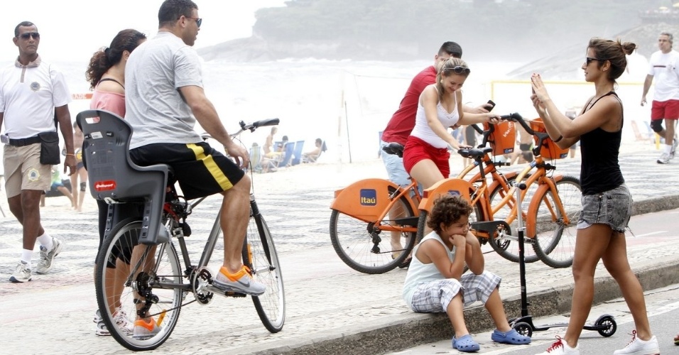 8.dez.2013 - Ronaldo é tietado por fã enquanto pratica exercícios com a noiva, Paula Morais, e o filho, Alexander, na tarde deste domingo (8), no Leblon, Zona Sul do Rio de Janeiro. Neste sábado (7), o noivado do ex-jogador com a DJ Paula Morais vazou na imprensa. Ronaldo pediu a mão da moça em casamento no dia do seu aniversário nesta sexta-feira (6)