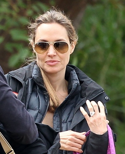 3.dez.2013 - A atriz Angelina Jolie é fotografada com seu anel de noivado durante passeio com a família. O anel foi desenhado pelo ator Brad Pitt com um joalheiro, tem 16 quilates e vale aproximadamente meio milhão de dólares