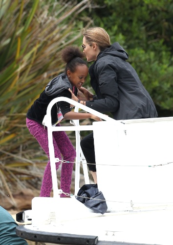 3.dez.2013 - Angelina Jolie ajuda a filha Zahara a subir em táxi aquático. A família passou o dia em um iate em Sydney