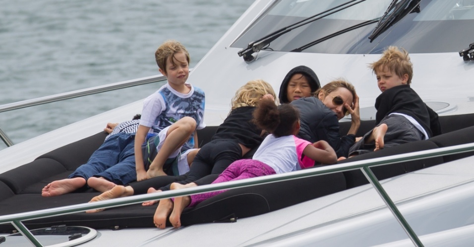3.dez.2013 - Angelina Jolie descansa deitada em iate cercada pelos seis filhos: Maddox, Shiloh, Pax, Vivienne, Zahara e Knox, em Sydney, na Austrália
