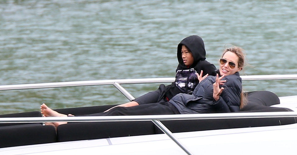 3.dez.2013 - Angelina Jolie descansa no iate ao lado do filho Pax durante passeio com a familia pelo porto de Sidney