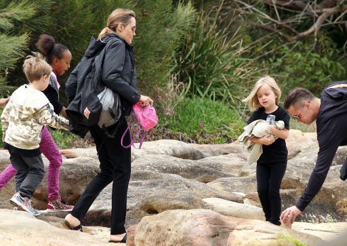 3.dez.2013 - Angelina Jolie e Brad Pitt embarcam com os filhos em taxi aquático que os leva até o iate onde passam o dia