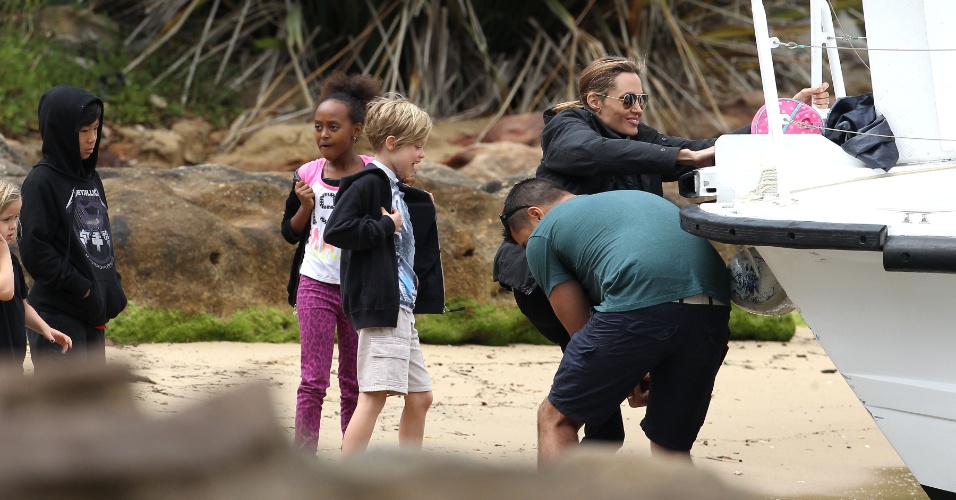 3.dez.2013 - Angelina Jolie recebe ajuda para subir em táxi aquático. A atriz e a família passaram o dia se divertindo em um iate em Sydney, na Austrália