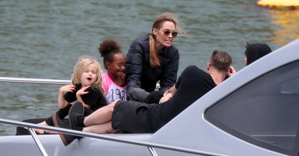 3.dez.2013 - Brad Pitt e Angelina Jolie se divertem com os seis filhos: Zahara, Vivienne, Knox, Pax, Shiloh e Maddox, em iate em Sydney