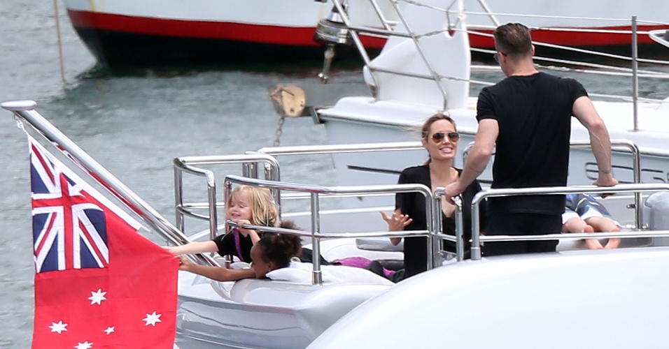 3.dez.2013 - Brad Pitt e Angelina Jolie se divertem com os seis filhos: Zahara, Vivienne, Knox, Pax, Shiloh e Maddox, em iate em Sydneydez.2013 - Brad Pitt e Angelina Jolie conversam durante passeio de barco com os seis filhos em praia em Sydney, na Austrália