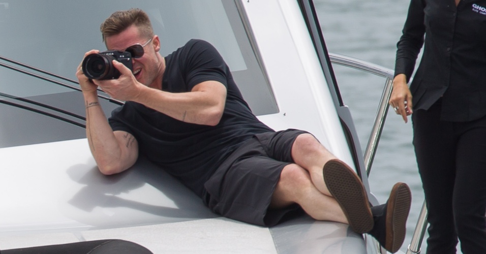 3,dez,2013 - Brad Pitt fotografa a familia durante passeio de barco de iate em Sydney, na Austrália