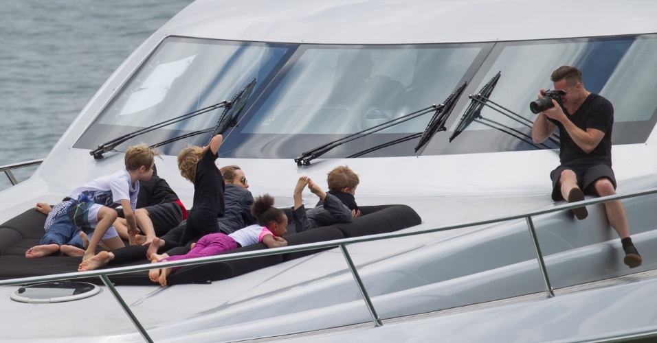 3.dez.2013 - Brad Pitt fotografa Angelina Jolie e os seis filhos durante passeio em iate em Sydney, na Austrália