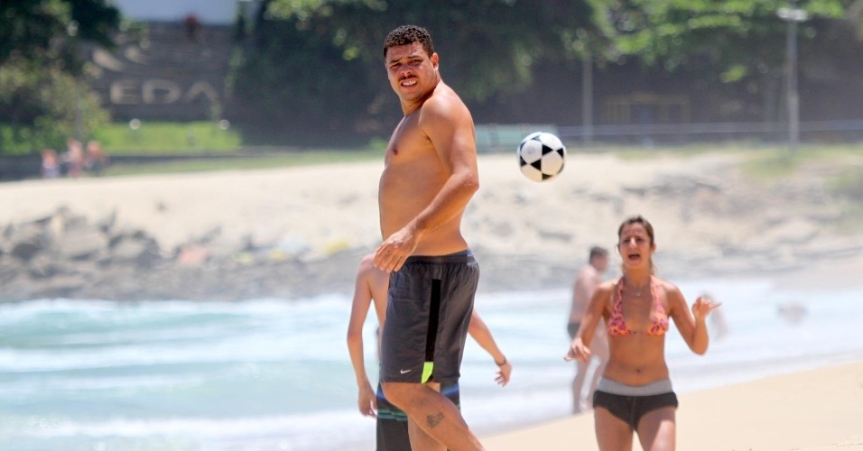 9.dez.2013 - Ronaldo e Paula Morais vão à praia do Leblon, no Rio