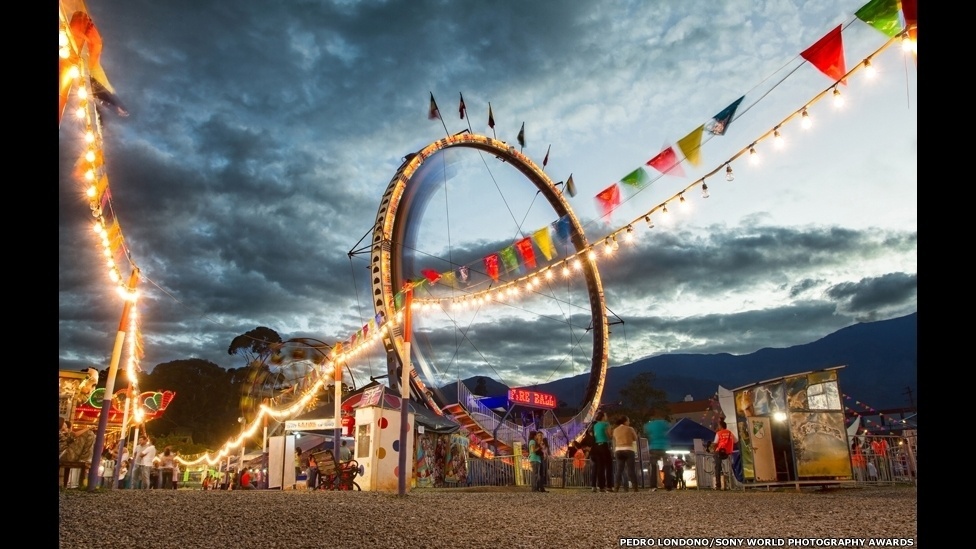 Esta imagem de um parque de diversões em Medellín, na Colômbia, entrou na subcategoria de Pouca Luz e foi feita pelo fotógrafo Pedro Londoñ - Pedro Londoño/Sony World Photography 2014