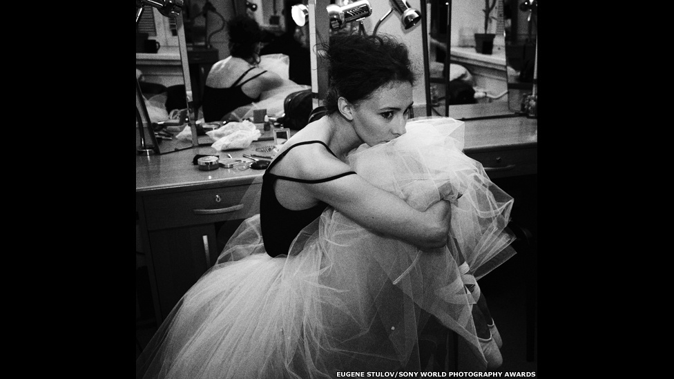 Foto da bailarina Lili Bolgashvili foi feita no teatro Mossoveta, em Moscou, por Eugene Stulov, para a subcategoria Artes e Cultura no Sony World Photography 2014 - Eugene Stulov/Sony World Photography