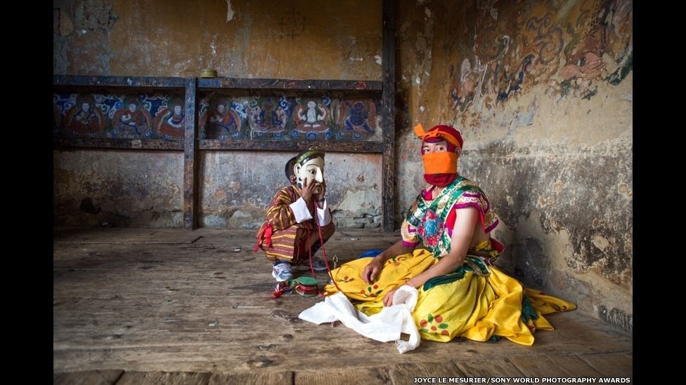 Joyce Le Mesurier fez a imagem deste dançarino mascarado no Butão junto com um menino se preparando para participar do festival Tamshing Lhakhang. A imagem concorre na categoria de Artes e Cultura - Joyce Le Mesurier/Sony World Photography 2014