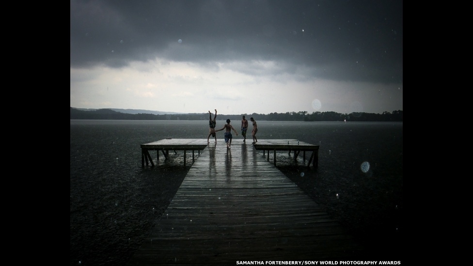 Também na categoria de Pouca Luz está esta imagem de amigos em um cais na cidade de Scottsboro, no Estado americano do Alabama, feita por Samantha Fortenberry - Samantha Fortenberry/Sony World Photography 2014