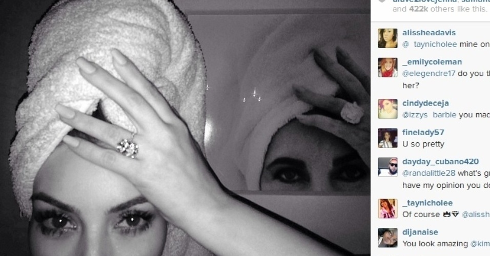 10.dez.2013 - Kim Kardashian divulgou uma imagem onde aparece reproduzindo a icônica foto de Elizabeth Taylor com toalha na cabeça e exibindo um poderoso anel de diamante