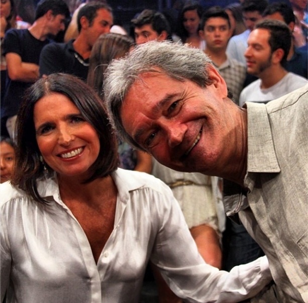 10.dez.2013-  Serginho Groisman publica foto com Malu Mader em gravação do "Altas Horas"