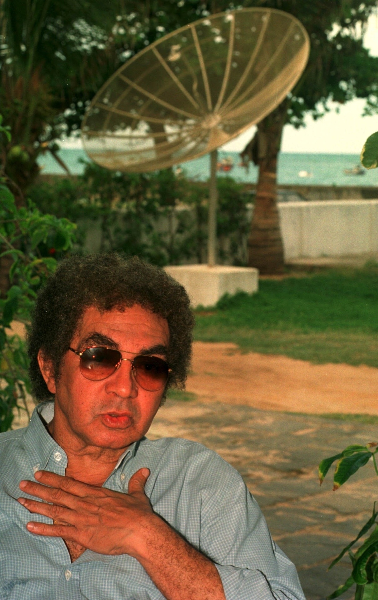 12.fev.1999 - O cantor Reginaldo Rossi em sua casa em Recife - Alexandre Belem/Agência Lumiar