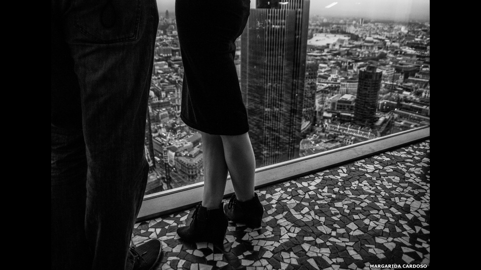 A foto acima foi escolhida para concorrer na categoria 'Entre Pessoas e Prédios. A imagem foi feita em Londres por Margarida Cardoso - Margarida Cardoso