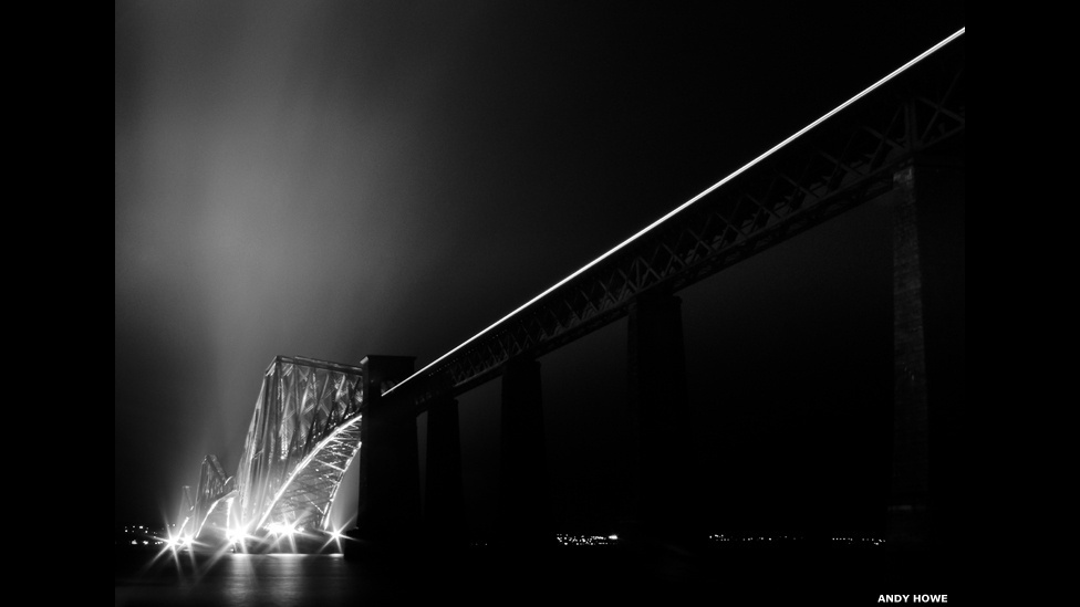 A quarta ponte em South Queensferry, na Escócia, aparece durante a noite na foto de Andy Howe - Andy Howe