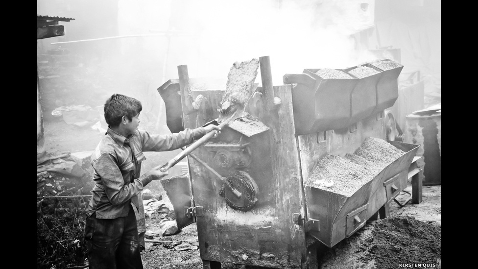 Kirsten Quist batizou sua foto de 'Medidas Desesperadas'. 'O trabalho infantil nesta foto demonstra como a 'arte da construção' pode ser distorcida e realmente usada para explorar os outros', disse a fotógrafa - Kirsten Quist