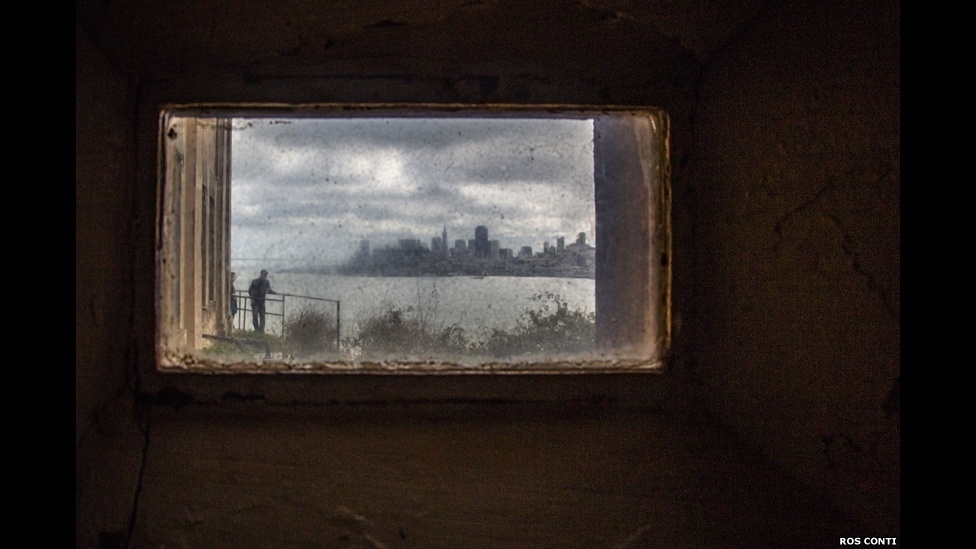O concurso celebra a criatividade na indústria de construção e já está na quarta edição. Acima, é possível ver a cidade americana de San Franciso através do vidro grosso de uma janela dentro da prisão de Alcatraz, na foto de Ross Conti - Ross Conti
