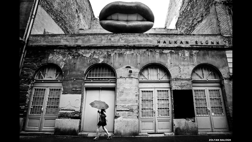 Uma mulher passa em frente de uma das ruínas mais famosas de bar em Budapeste, na foto de Zoltan Balogh - Zoltan Balogh/BBC