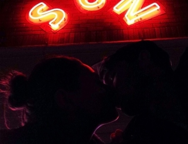 10.dez.2013 - Ashton Kutcher divulgou uma imagem onde aparece beijando a namorada, a atriz Mila Kunis