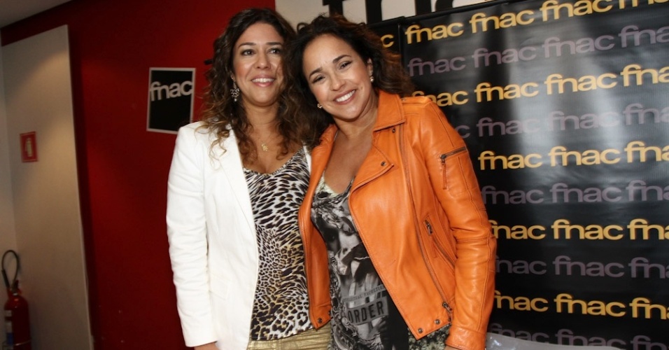 11.dez.2013 - Daniela Mercury e Manu Verçosa lançam livro em São Paulo