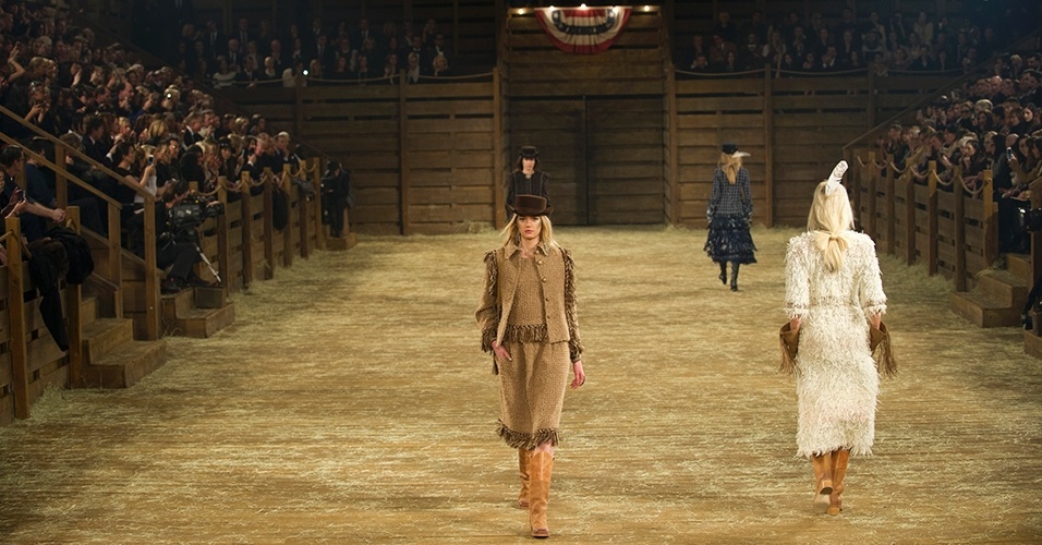 A passarela foi montada com diversas referências ao clima interiorano, como o piso coberto por feno, as madeiras que lembram estábulos ou festas do peão. As coleções pré-temporada da marca prestam uma homenagem aos artesãos que trabalham em parceria com Lagerfeld - Getty Images