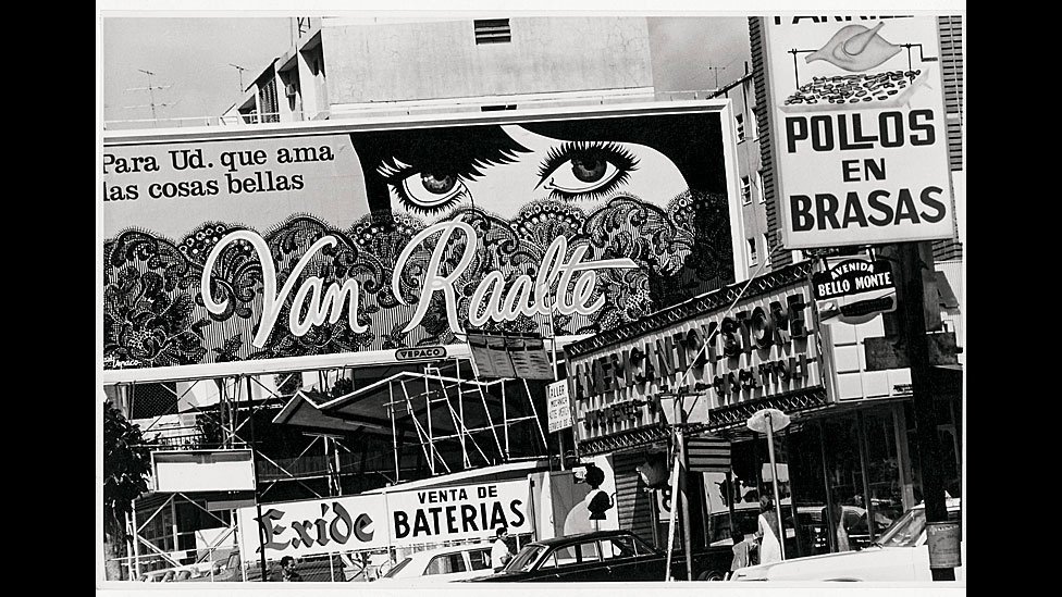 Acima, o artista italiano Paolo Gasparini, que mora na Venezuela, exibe a diversidade de anúncios e cartazes típica das cidades latino-americana na obra 'El Habitat de les hombres..., Caracas, Bello Monte', de 1968 - ©Paolo Gasparini (Fundação Cartier).