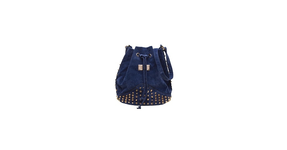 BOLSA SACO: Modelo azul com tachas; R$ 179,80, na City Blue (www.cityblue.com.br) Preço pesquisado em dezembro de 2013 e sujeito a alterações - Divulgação