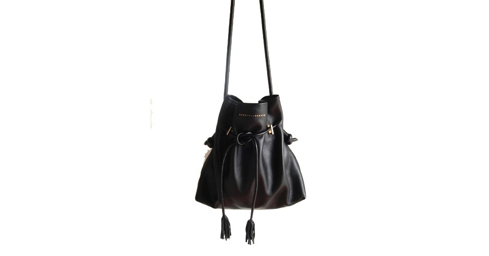 BOLSA SACO: Modelo de couro preto;  R$ 440, na Gabriela Sakate (Tel.: 11 98218-3246) Preço pesquisado em dezembro de 2013 e sujeito a alterações - Divulgação