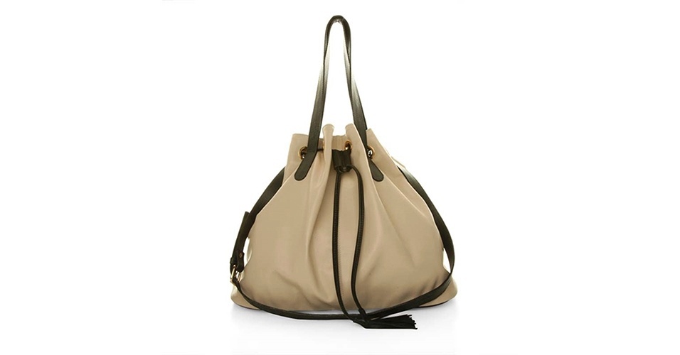 BOLSA SACO: Modelo em couro bege com alças escuras; R$ 479,90, na Jorge Alex (www.jorgealex.com.br) Preço pesquisado em dezembro de 2013 e sujeito a alterações - Divulgação