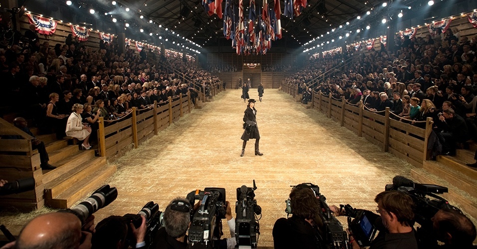 Dallas está presente na história da Chanel especialmente na figura do empresário Stanley Marcus, da importante loja de departamentos Neiman Marcus, com sede na cidade texana. Marcus foi quem apoiou o retorno de Coco Chanel após uma pausa de 15 anos na carreira, em 1954, comprando toda a sua coleção - Getty Images