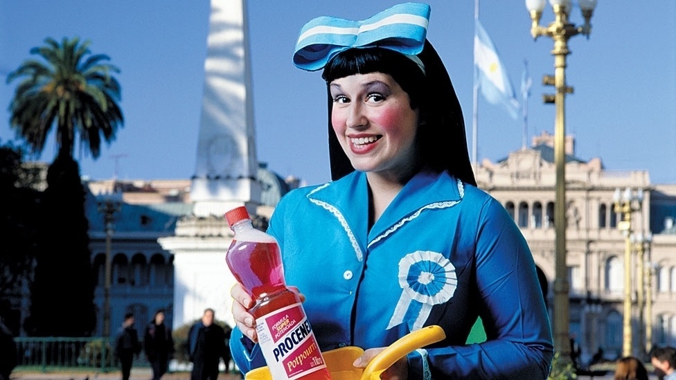 O argentino Marcos López usa os códigos da linguagem popular na série 'Pop Latino'(acima, com a obra 'Plaza de Mayo'), de 1996, para criticar a sociedade contemporânea - ©Marcos López/Coleção Particular, Buenos Aires