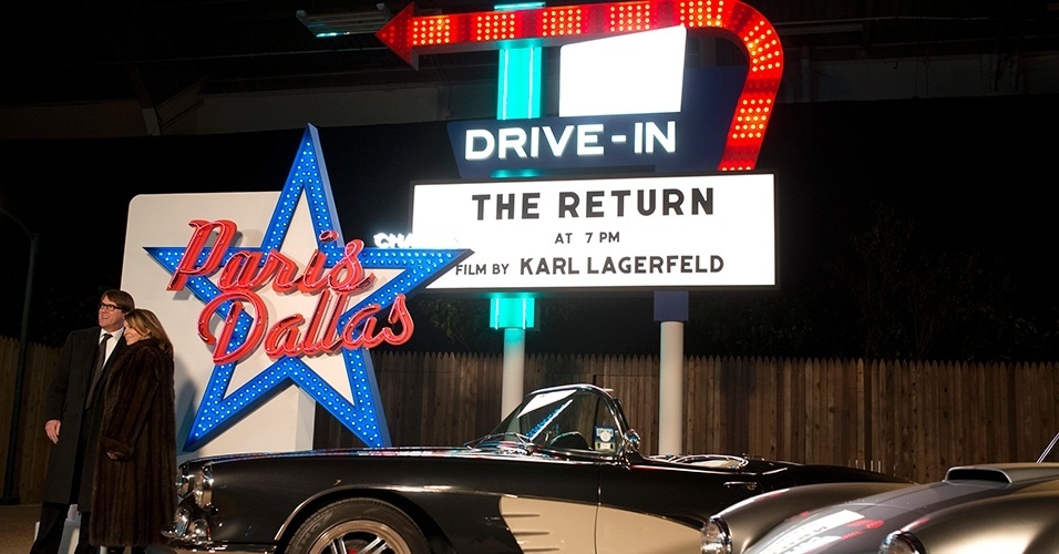 O desfile anual da Chanel com sua prévia da coleção de inverno é um dos eventos mais aguardados pelos fãs da grife francesa. As apresentações são realizadas em locais muitas vezes inusitados, mas que tenham alguma relação com a trajetória da marca. Neste ano, com a prévia do Inverno 2014, o estilista Karl Lagerfeld levou suas criações para Dallas, símbolo do orgulho texano. O clima de interior ficou mais forte com a escolha do cenário: um cinema do tipo "drive-in" e passarela com ares de estábulo - Getty Images
