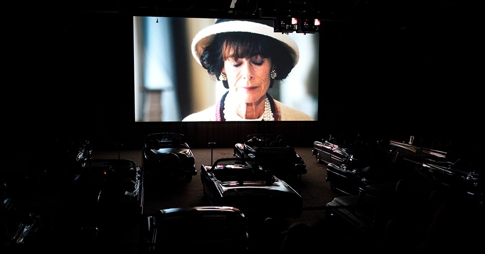 O evento foi dividido em três partes. No "drive-in", os convidados assistiram a um curta dirigido e escrito por Lagerfeld. Depois, seguiram para a passarela e, então, para uma festa - Getty Images