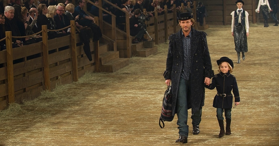 O modelo Brad Kroenig, um dos musos do estilista Karl Lagerfeld, passou a ter presença obrigatória nas apresentações da grife ao lado de seu filho Hudson - Getty Images