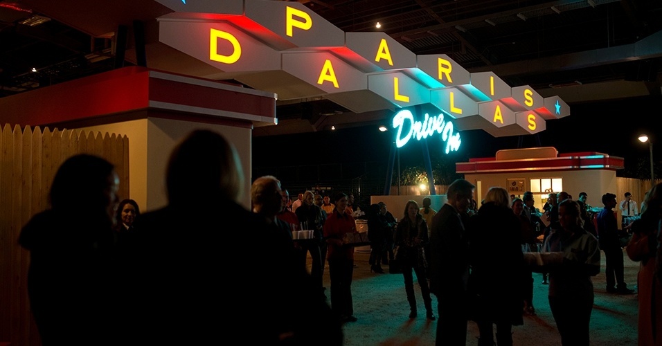 Os convidados se reuniram na entrada do "drive-in" da Chanel antes do início da apresentação - Getty Images