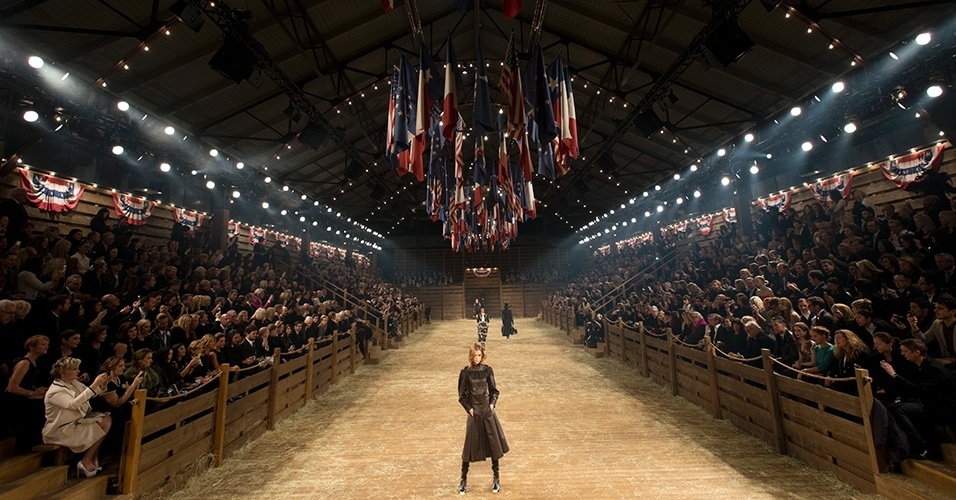 Outro ponto de destaque no cenário da Chanel foi a presença abundante de bandeiras, com representações dos Estados Unidos, do Texas e da França - Getty Images