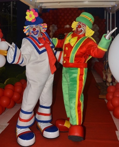 11.dez.2013 - A dupla de palhaços Patati e Patatá posa para fotos na festa de José Marcus, filho de Wanessa em São Paulo