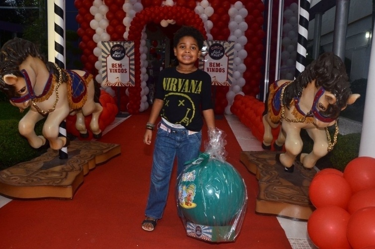 11.dez.2013 - Gabriel, filho da apresentadora Astrid Fontenelle, posa para foto na festa de José Marcus, filho de Wanessa Camargo, em São Paulo