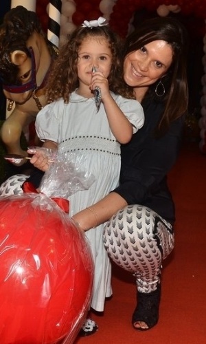11.dez.2013 - Mariana Kupfer posa com a filha, Vitoria, na festa de dois anos de José Marcus, filho de Wanessa Camargo, em São Paulo