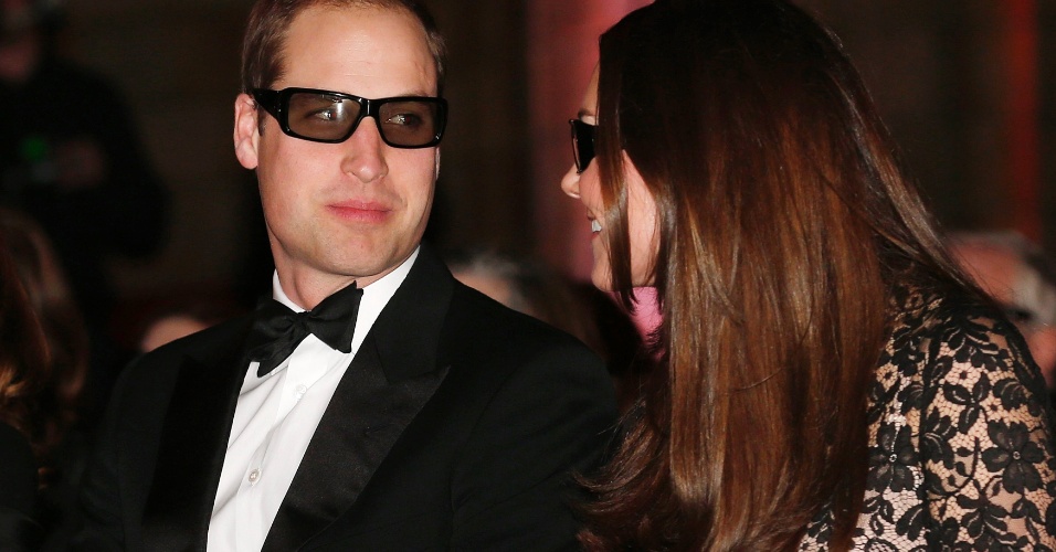 11.dez.2013 - O príncipe William e a duquesa Catherine prestigiam a exibição de um filme 3D que retrata objetos do Museu de Ciências Naturais de Londres