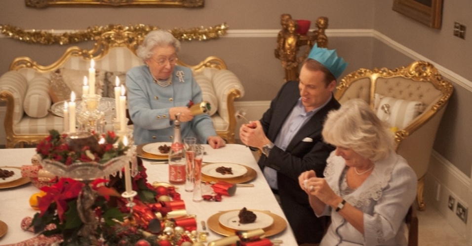 12.dez.2013 - Sósias do príncipe William, da duquesa de Cambridge Kate Middleton e do príncipe George imaginam como será o primeiro Natal do herdeiro da coroa inglesa, o recém-nascido George. Nas imagens aparecerem sósias do príncipe Charles, da rainha Elizabeth 2, da duquesa da Cornualha e do príncipe Harry