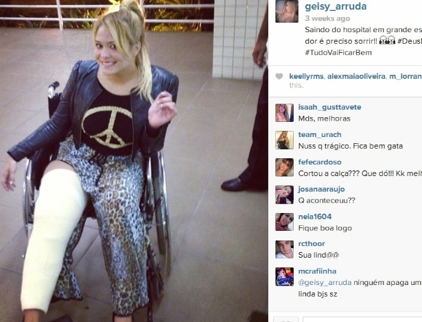 12.dez.2013- Geisy Arruda publicou em seu Instagram uma foto de quando deixou o hospital, com a perna imobilizada, de cadeira de rodas, "Até na hora da dor é preciso sorrir", escreveu ela