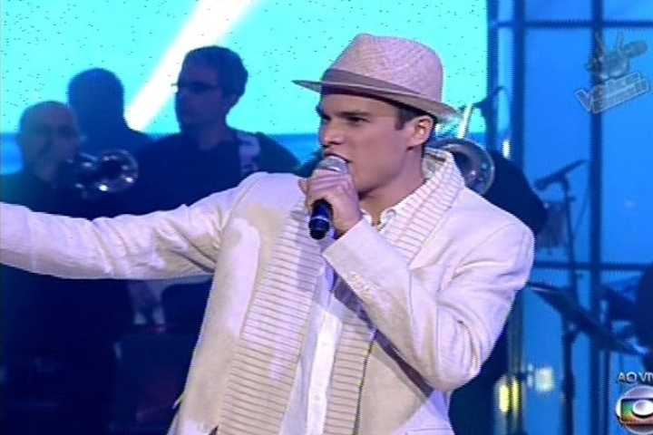 12.dez.2013 - Do time de Carlinhos Brown, Marcos Lessa cantou "Arrastão", de Elis Regina, e continua na disputa