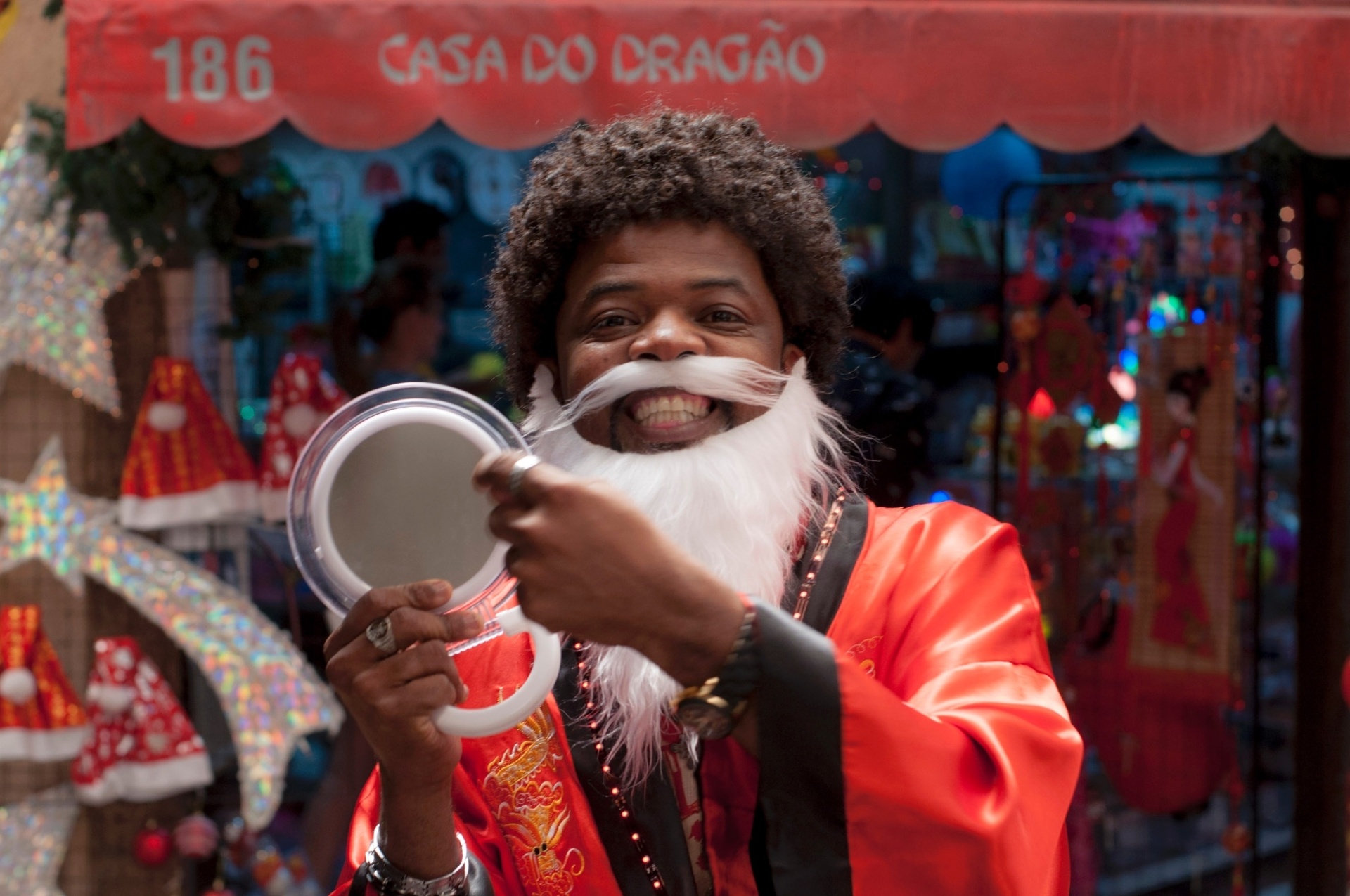 12.dez.2013 - O cantor Xande de Pilares, do Grupo Revelação, grava cenas do filme "Made in China" em locação que imita o centro comercial Saara, no Rio de Janeiro - Vantoen Pereira Jr./Divulgação
