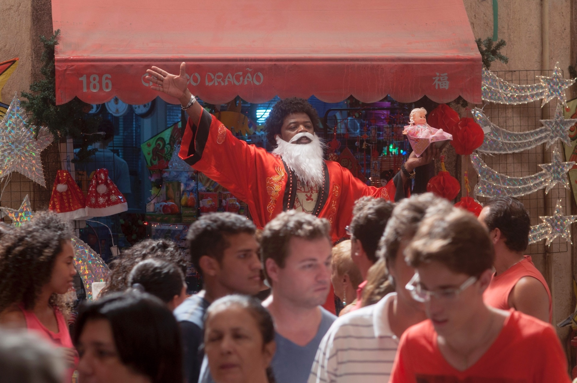 12.dez.2013 - O cantor Xande de Pilares, do Grupo Revelação, grava cenas do filme "Made in China" em locação que imita o centro comercial Saara, no Rio de Janeiro - Vantoen Pereira Jr./Divulgação