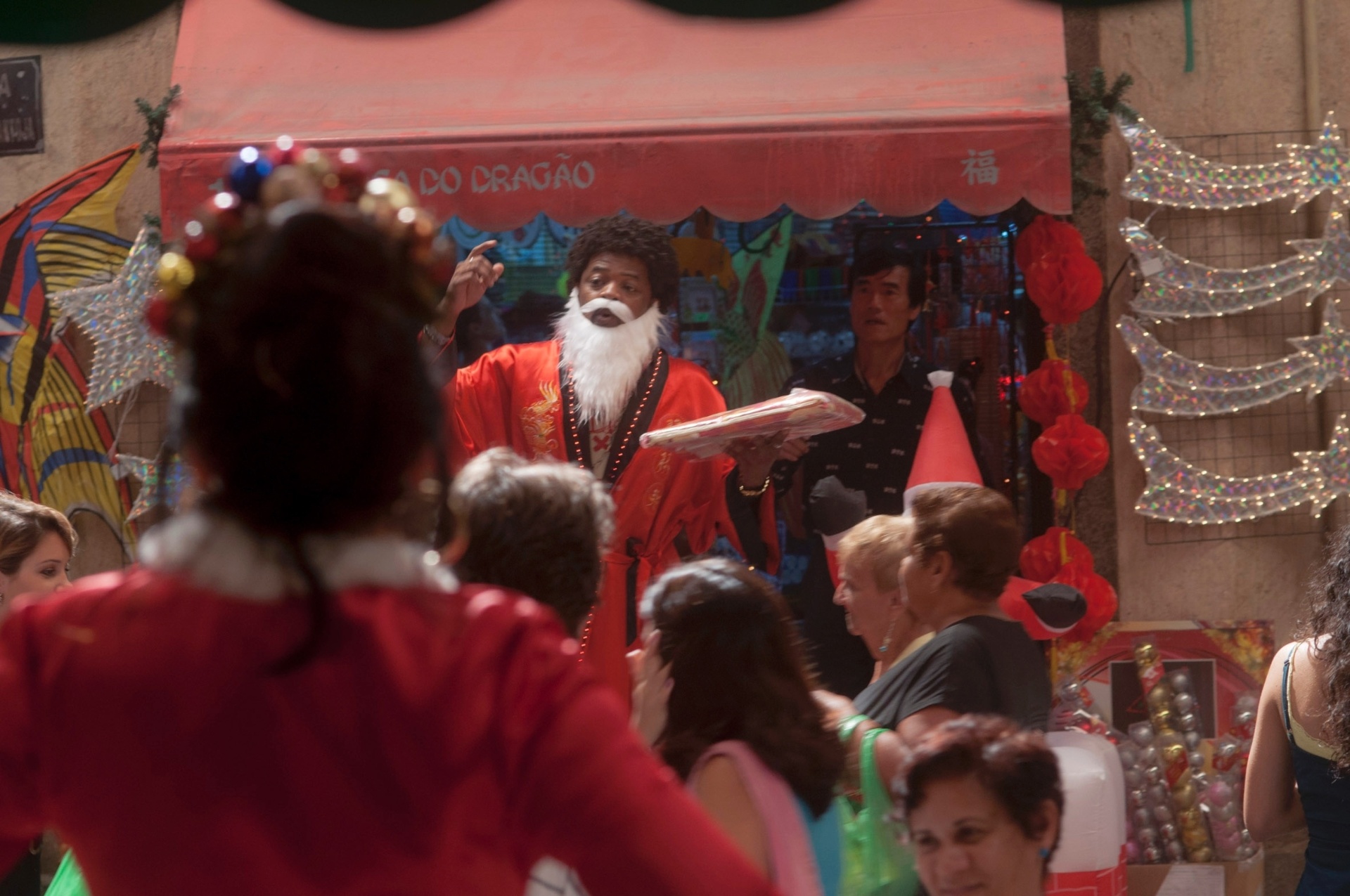 12.dez.2013 - O cantor Xande de Pilares, do Grupo Revelação, grava cenas do filme "Made in China" em locação que imita o centro comercial Saara, no Rio de Janeiro - Vantoen Pereira Jr./Divulgação